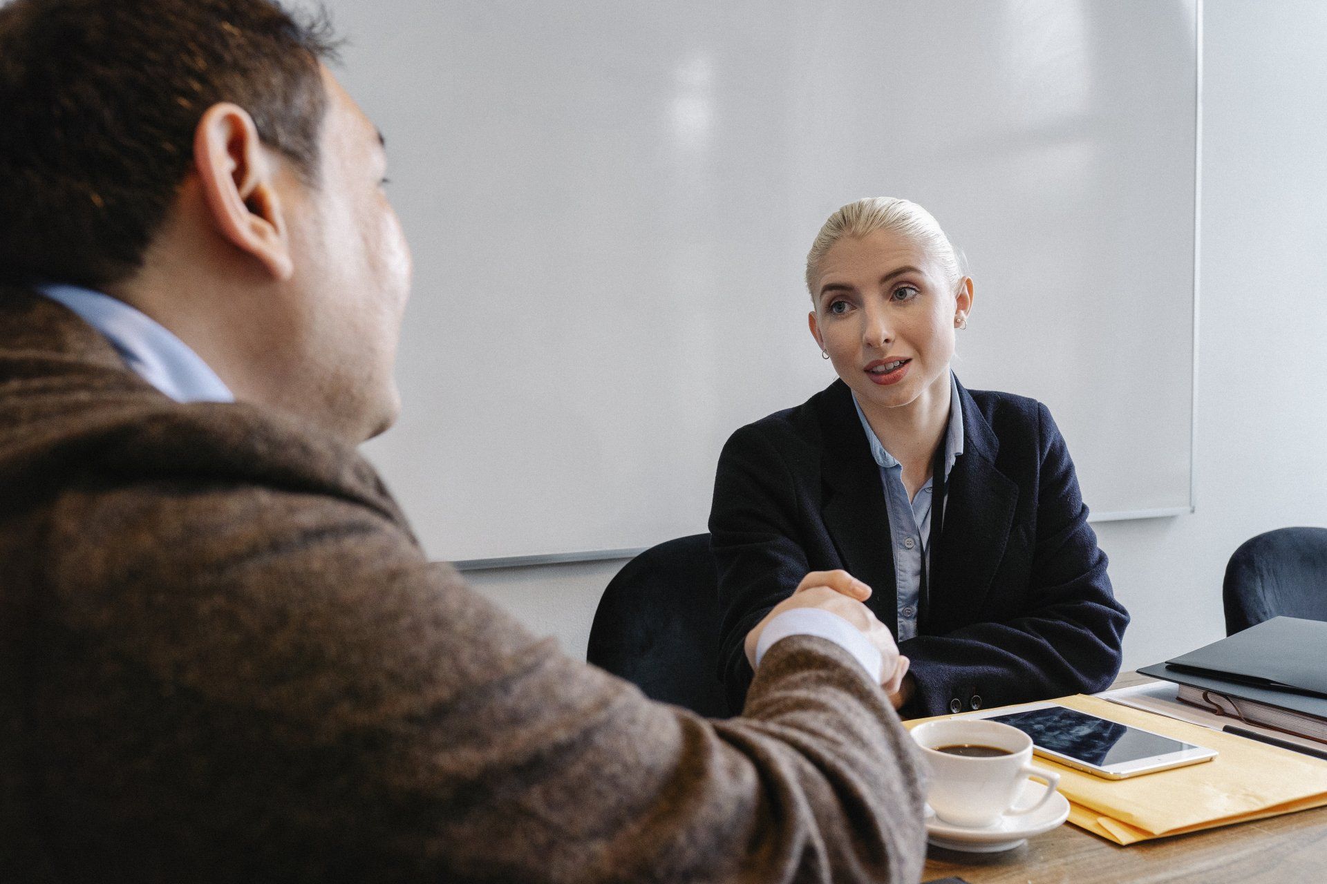 deal
energy broker
hand shake
b2b energy supplier